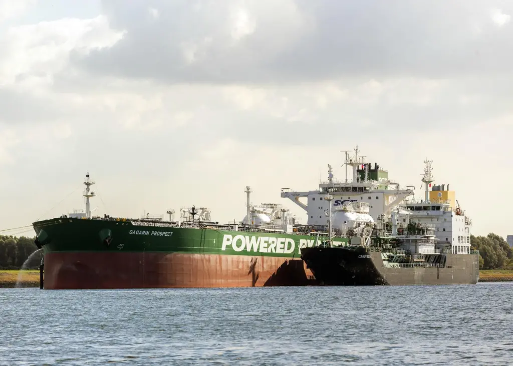 Shell has delivered its first ship-to-ship bunkering of LNG fuel from its specialised LNG bunker vessel, 'Cardissa' Photo: Sovcomflot