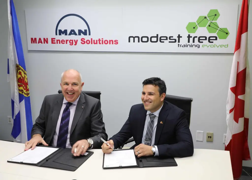 Wayne Jones of MAN (left) and Sam Sannandeji of Modest Tree sign the virtual reality training contract (credit: Irving Shipbuilding)