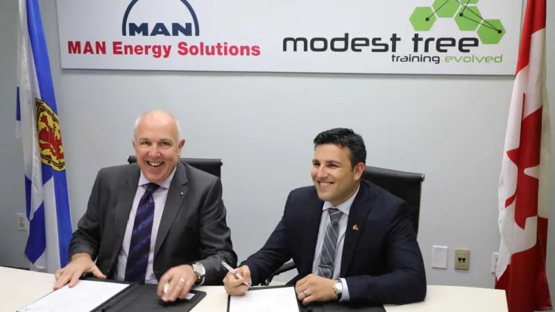 Wayne Jones of MAN (left) and Sam Sannandeji of Modest Tree sign the virtual reality training contract (credit: Irving Shipbuilding)