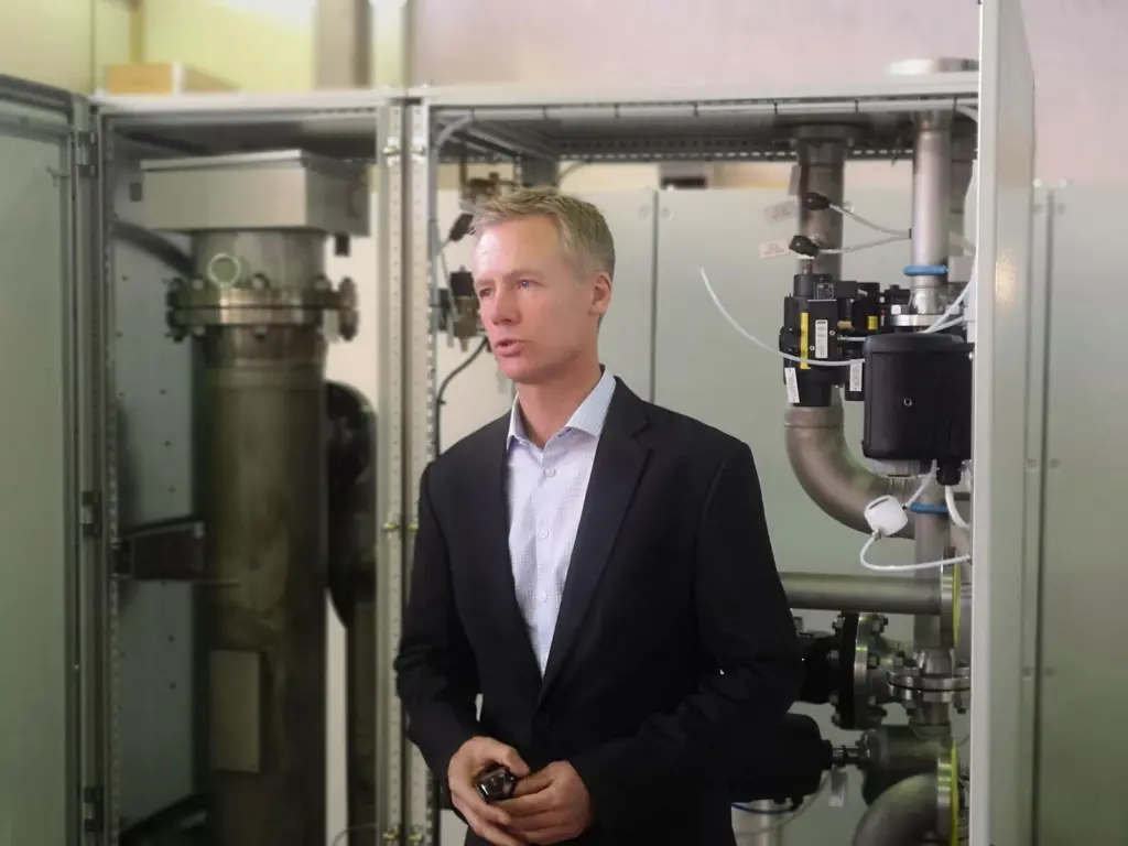 Damsgaard: "We can extract the CO2 while in port, make it liquid, and transfer it to truck"