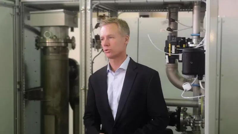 Damsgaard: "We can extract the CO2 while in port, make it liquid, and transfer it to truck"