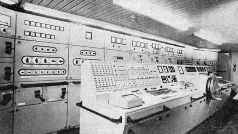 The machinery control room of the ‘Elbe Express’