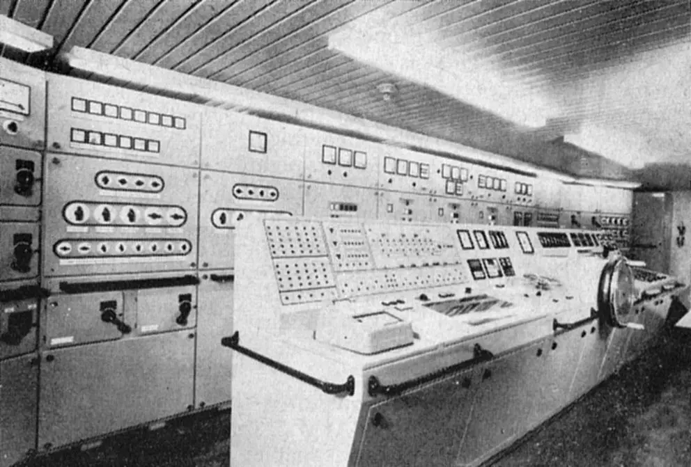 The machinery control room of the ‘Elbe Express’