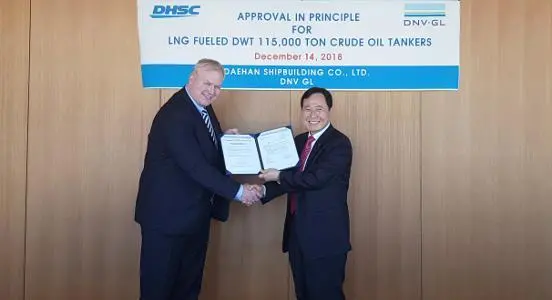 Vidar Dolonen of DNV GL with Yong-Duk Park, CEO & President of DHSC