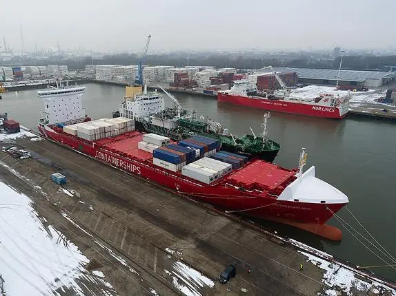Shell's Cardissa before bunkering Containerships Nord, the first ship-to-ship bunker with LNG for a container shipping line in Europe