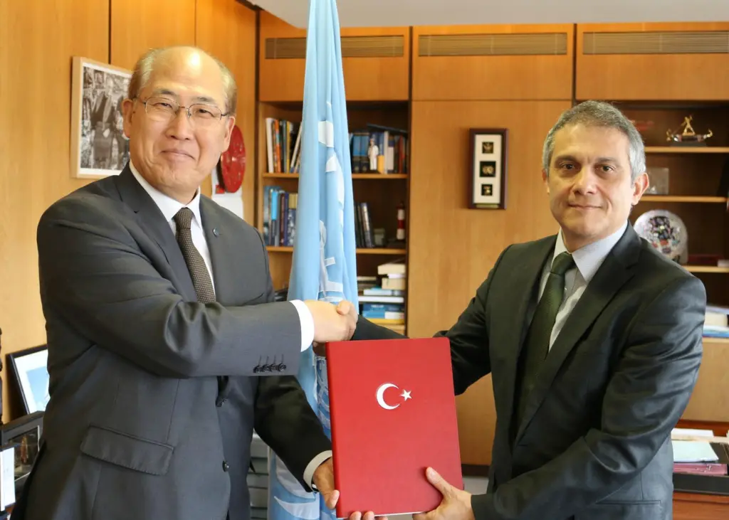IMO secretary general, Kitack Lim and Ümit Yalçin, ambassador and permanent representative of Turkey to the IMO Photo: IMO