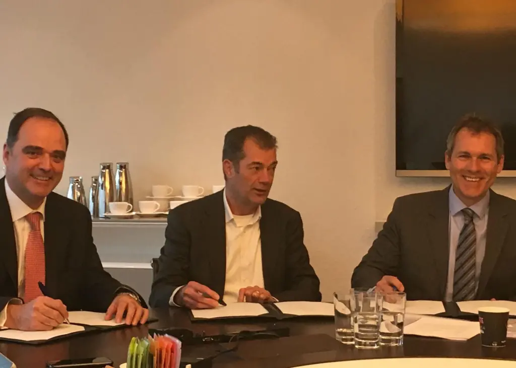 (l-r) Stephen Fewster of ING, Frank Nietzman of Spliethoff and Francois Gaudet of EIB Photo: ING/EIB