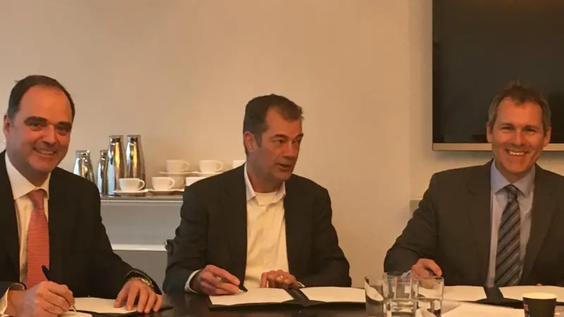(l-r) Stephen Fewster of ING, Frank Nietzman of Spliethoff and Francois Gaudet of EIB Photo: ING/EIB