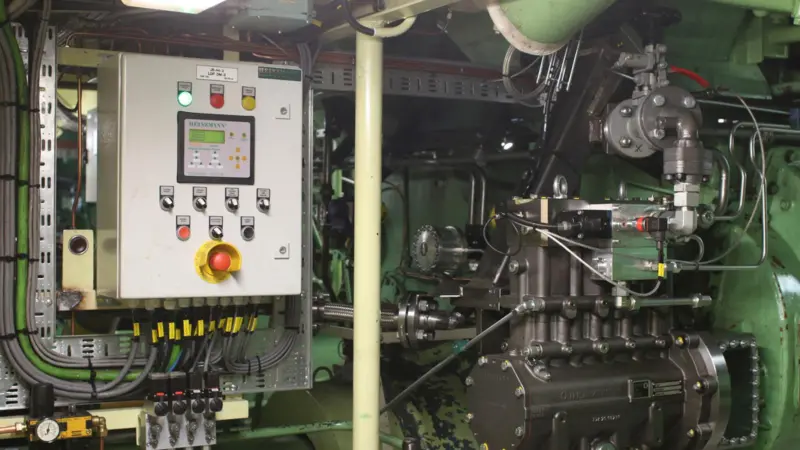 The Heinzmann local operation panel and CR HDP-K4 pump on Pielstick 2.2 engine. (Credit: Albert Hagander, Sjöfarsverket Rederi)