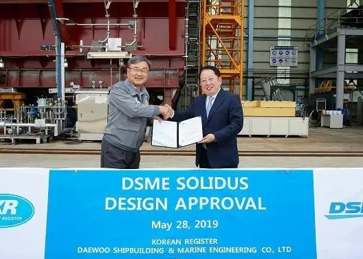 Sung-Geun Lee, CEO of DSME, and Jeong-kie Lee, CEO and Chairman of KR at a ceremony marking the design approval on 28 May at DSME's Okpo shipyard.