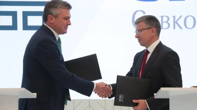 Artem Dovlatov, CEO of VEB-Leasing (l) and Nikolai Kolesnikov, EVP and CFO Sovcomflot (r) Photo: Sovcomflot