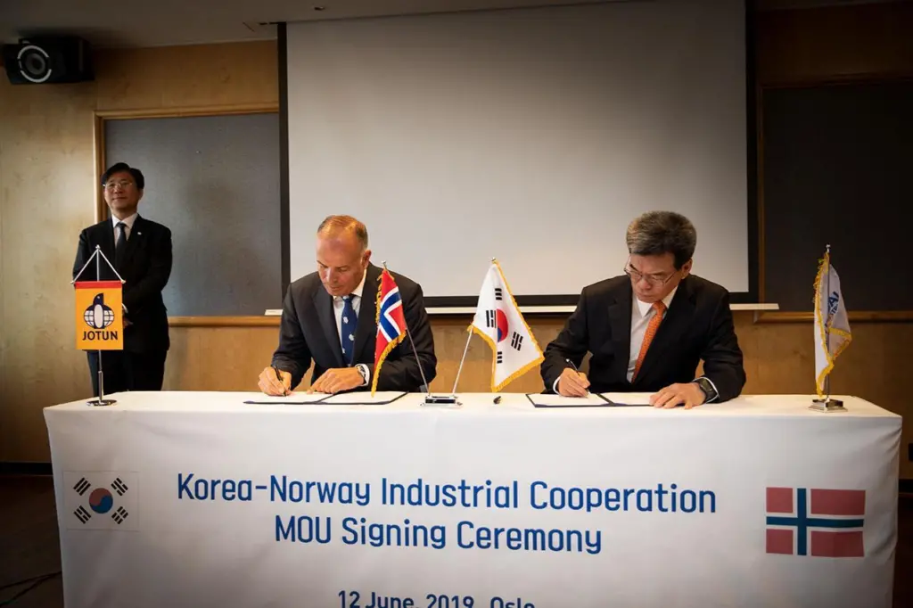 Chairman of Jotun, Odd Gleditch, Minister Sung Yun Mo (Ministry of Trade, Industry and Energy of Korea) and CEO of HHI, Ka Sam-Hyun Photo: Emanuele Lombardo