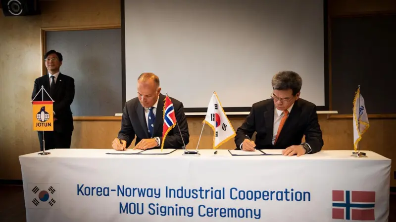 Chairman of Jotun, Odd Gleditch, Minister Sung Yun Mo (Ministry of Trade, Industry and Energy of Korea) and CEO of HHI, Ka Sam-Hyun Photo: Emanuele Lombardo
