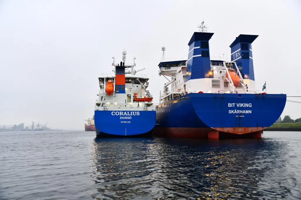 GASUM's Coralius bunkering Bit Viking in Port of Rotterdam.