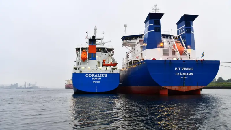GASUM's Coralius bunkering Bit Viking in Port of Rotterdam.