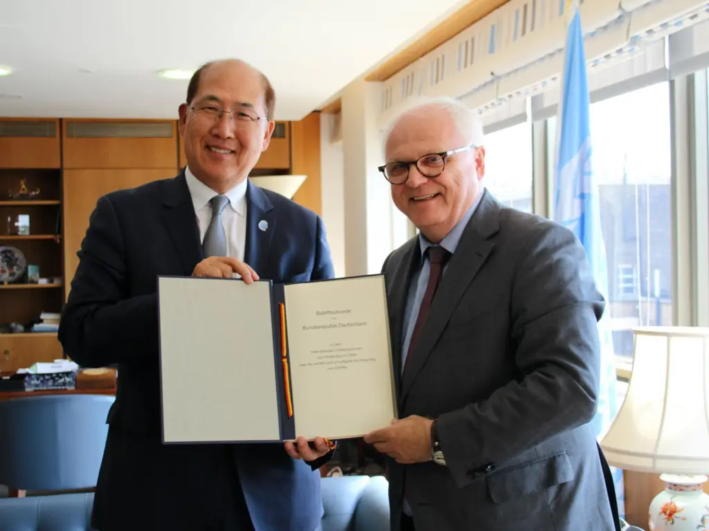 IMO secretary-general Kitack Lim and Mr. Reinhard Klingen, Director-General Waterways and Shipping in the Federal Ministry of Transport and Digital Infrastructure of Germany (credit: IMO)