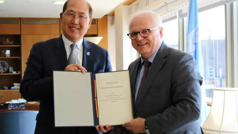 IMO secretary-general Kitack Lim and Mr. Reinhard Klingen, Director-General Waterways and Shipping in the Federal Ministry of Transport and Digital Infrastructure of Germany (credit: IMO)
