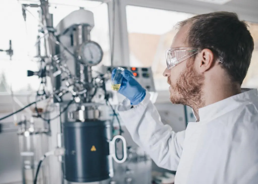 Analysis of the hydrogen carrier oil dibenzyltoluene Photo: Hydrogenious LOHC Technologies