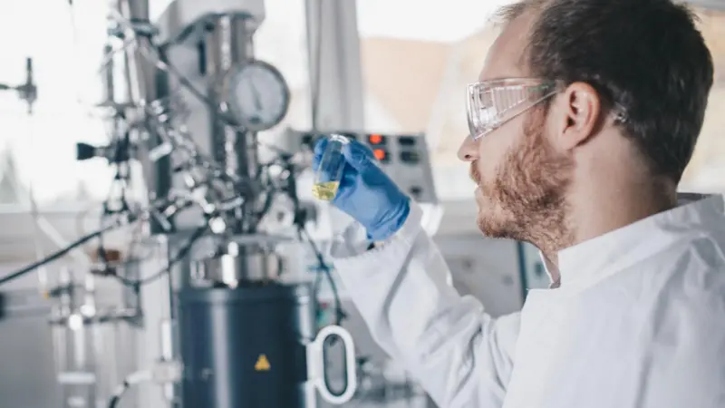 Analysis of the hydrogen carrier oil dibenzyltoluene Photo: Hydrogenious LOHC Technologies