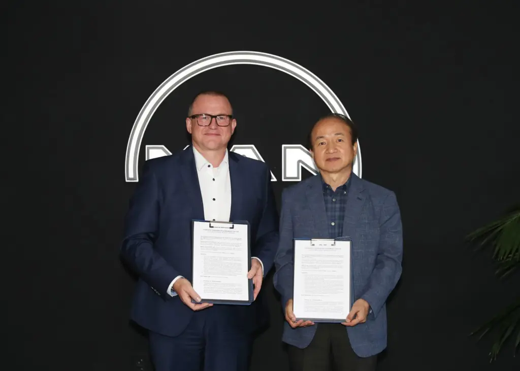 Stroke Business at MAN Energy Solutions and Yong Lae Shim, Vice President of SHI Ship and Offshore Research Institute, at the signing of the new agreement