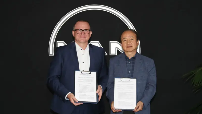 Stroke Business at MAN Energy Solutions and Yong Lae Shim, Vice President of SHI Ship and Offshore Research Institute, at the signing of the new agreement