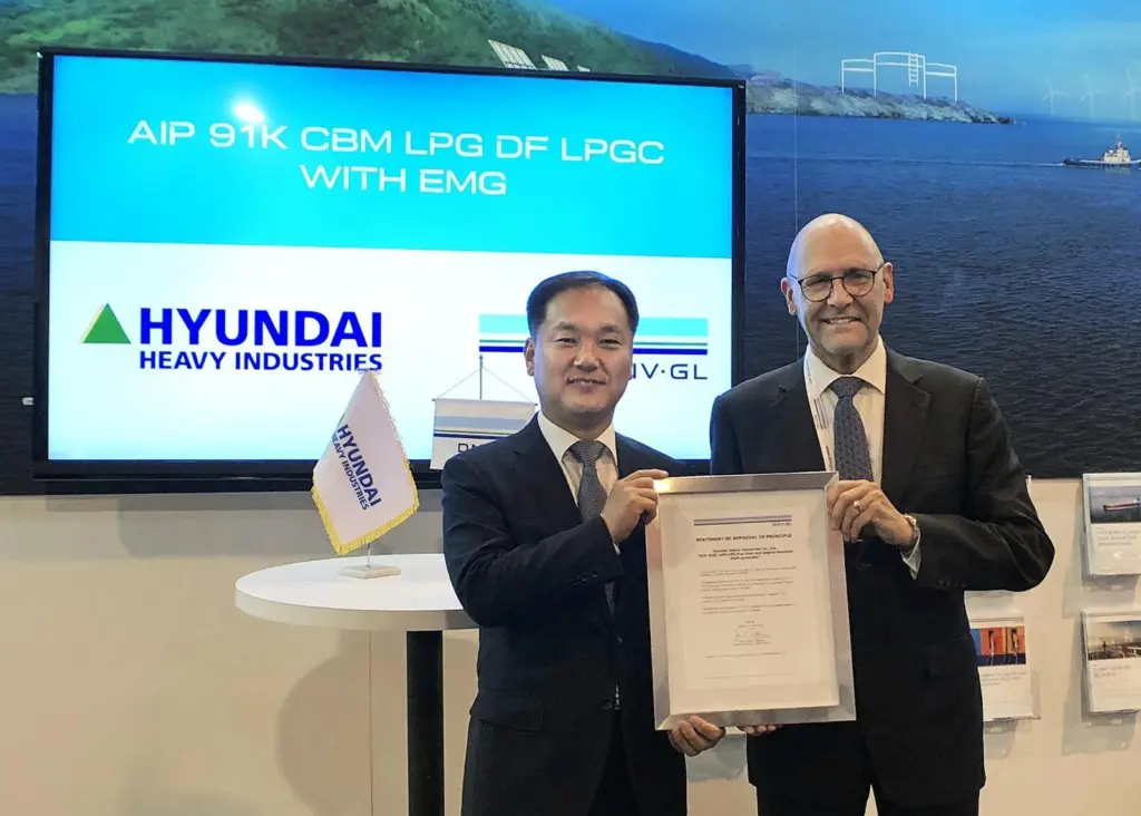 Hyung Kwan Kim, executive vice president, HHI (l) and Johan Petter Tutturen, DNV GL business director gas carriers Photo: DNV GL