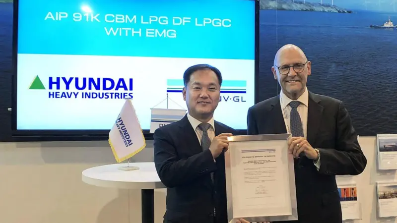 Hyung Kwan Kim, executive vice president, HHI (l) and Johan Petter Tutturen, DNV GL business director gas carriers Photo: DNV GL