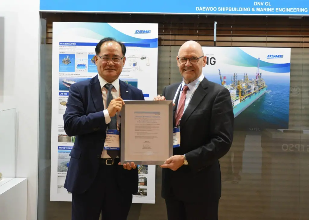 Odin Kwon, CTO of DSME (l), receives the AiP certificates from Johan Petter Tutturen, DNV GL – Maritime business director gas carriers Photo: DNV GL