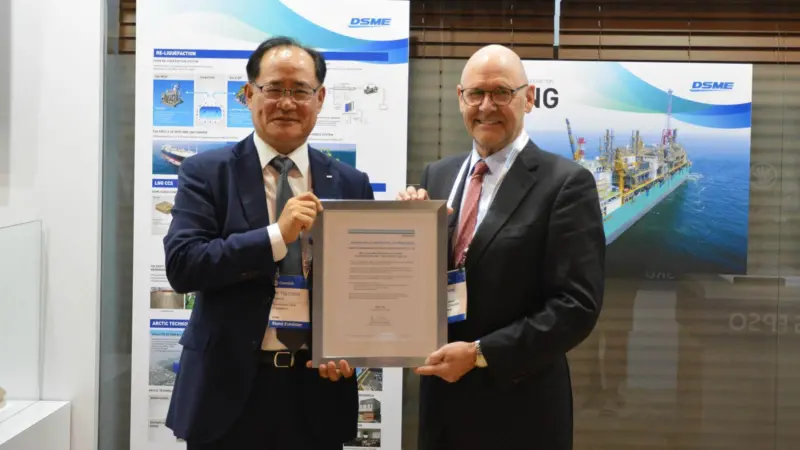 Odin Kwon, CTO of DSME (l), receives the AiP certificates from Johan Petter Tutturen, DNV GL – Maritime business director gas carriers Photo: DNV GL