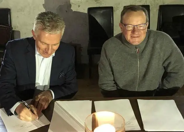 Jaakko Eskola, president and CEO of Wärtsilä (l) and Ilkka Herlin, chairman of the board of Q Power sign the cooperation agreement to accelerate the development and commercialisation of renewable fuels Photo: Wärtsilä