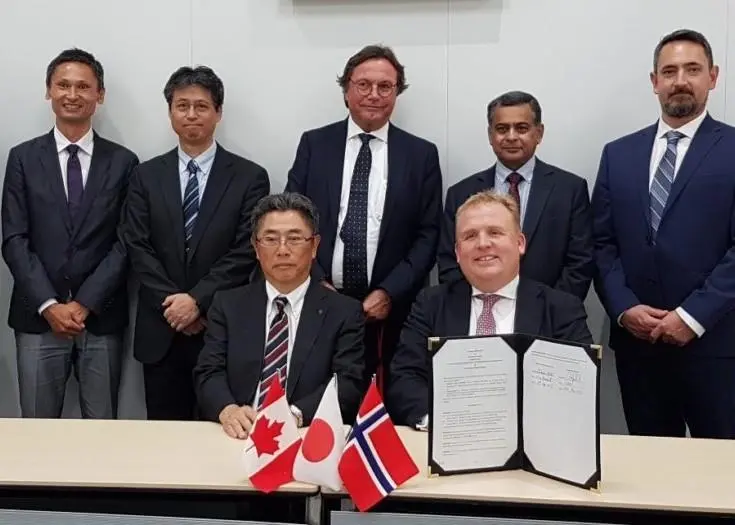 KHI Managing Executive Officer, Takeshi Ohata; and Corvus Energy CEO, Geir Bjørkeli (seated) at the licensing agreement.
