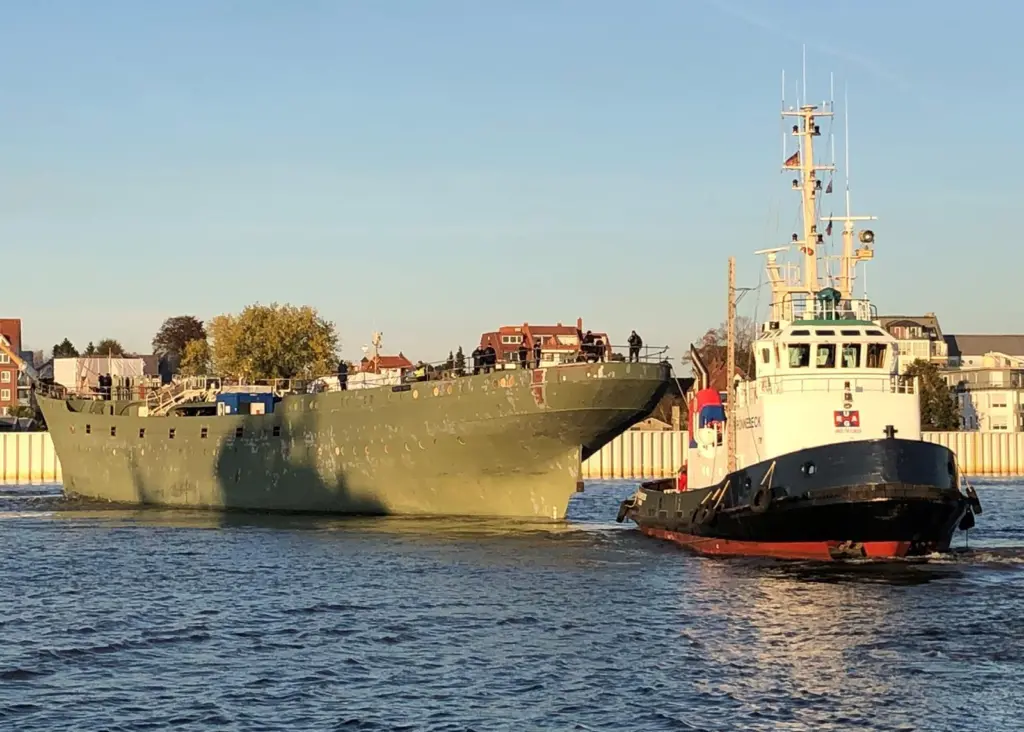 Gorch Fock in tow transfer to Lürsssen after the sale of the Elsflether Werft  (Photo: Cord Schellenberg)