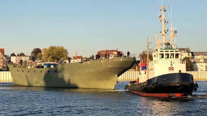 Gorch Fock in tow transfer to Lürsssen after the sale of the Elsflether Werft  (Photo: Cord Schellenberg)