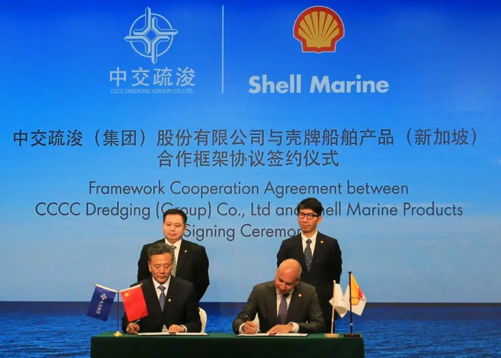 Shell Marine and CCCC Dredging signing the agreement Photo: Shell Marine