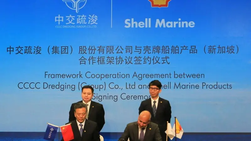 Shell Marine and CCCC Dredging signing the agreement Photo: Shell Marine
