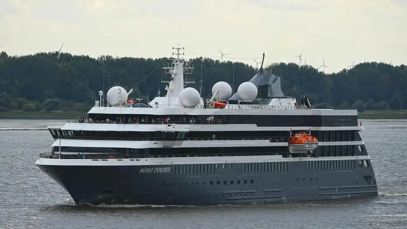 World Explorer on the River Elbe (credit: Hafen Hamburg/Dietmar Hasenpusch)
