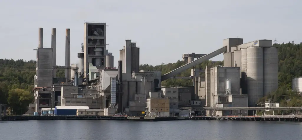 HeidelburgCement AG's Norwegian subsidiary Norcem aims to equip its Breivik works with the world’s first CO2 capture plant fitted to a cement plant. The plant would capture up to 400,000 tonnes of CO2 per year. (Credit: Norcem)