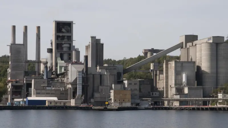 HeidelburgCement AG's Norwegian subsidiary Norcem aims to equip its Breivik works with the world’s first CO2 capture plant fitted to a cement plant. The plant would capture up to 400,000 tonnes of CO2 per year. (Credit: Norcem)