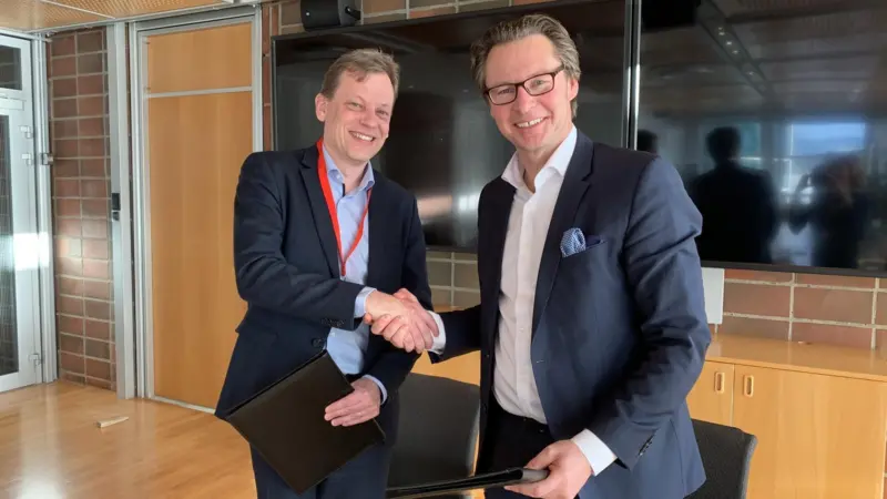 (l-r) Roger Holm, president of Wärtsilä Marine and Knut Ørbeck-Nilssen, CEO of DNV GL – Maritime Credit: Wärtsilä Marine
