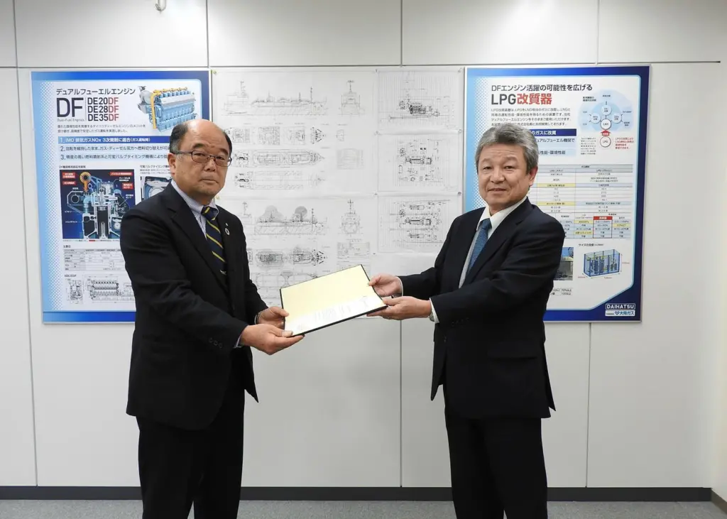 Daihatsu Diesel President Shigeki Kinoshita (left) and Senior Executive Vice President Toshiyuki Shigemi of ClassNK
