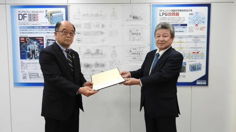 Daihatsu Diesel President Shigeki Kinoshita (left) and Senior Executive Vice President Toshiyuki Shigemi of ClassNK