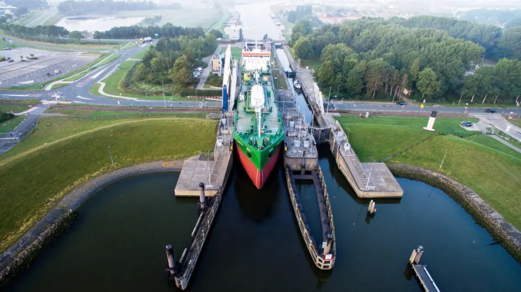 A sister vessel of Thun Evolve, the 7,999dwt Thun Eos passing through a lock. (Photo credit: Thun Tankers).