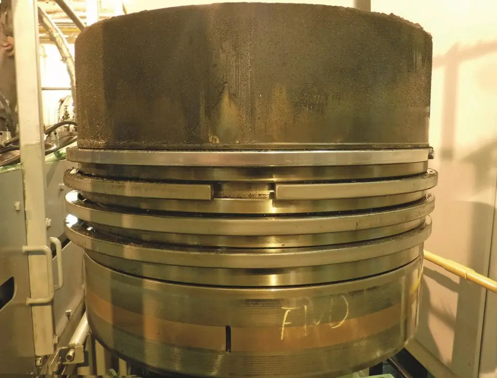 NAVIGO MCL Extra shows excellent piston cleanliness on E.R. TALINN at the end of trial inspection.