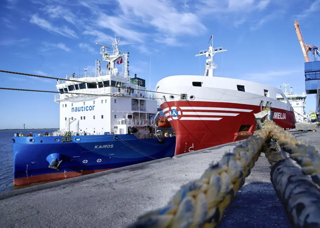 The first ship-to-ship LNG bunkering operation for a product tanker was carried out at the port of Brunsbüttel. Credit: Nauticor.