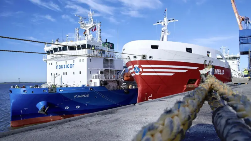 The first ship-to-ship LNG bunkering operation for a product tanker was carried out at the port of Brunsbüttel. Credit: Nauticor.
