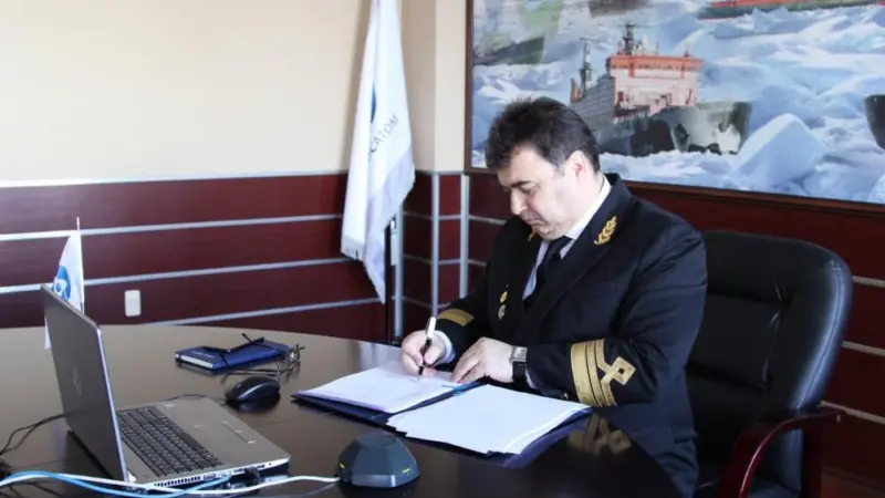Atomflot’s general director Mustafa Kashka signs the icebreaker deal with Zvezda. (Credit: Rosatom).