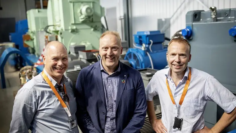 Project leaders Egil Hystad (left) and Kjell Storelid (right) of Wärtsilä flank Willy Wågen of the Sustainable Energy Catapult Centre at its test facility at Stord, Norway.