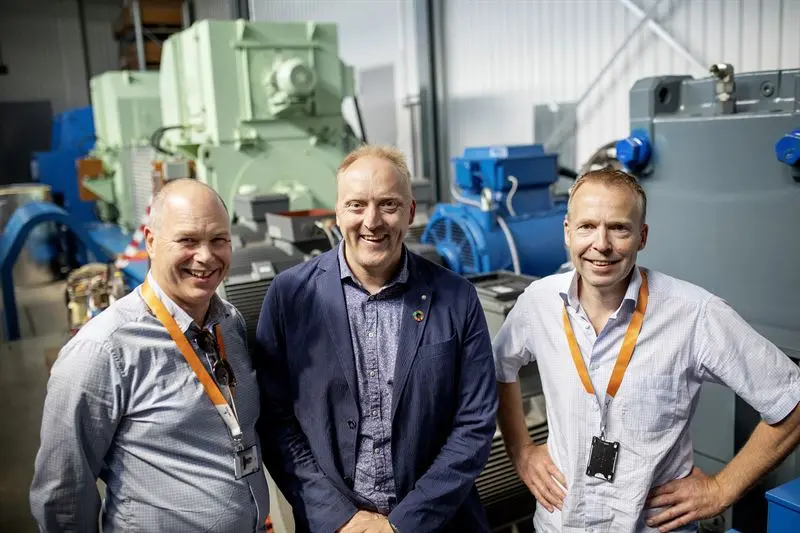 Project leaders Egil Hystad (left) and Kjell Storelid (right) of Wärtsilä flank Willy Wågen of the Sustainable Energy Catapult Centre at its test facility at Stord, Norway.