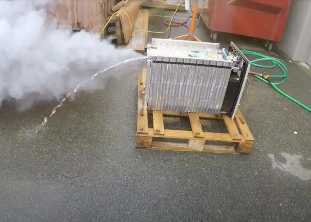 The temperature of a damaged cell almost instantaneously exceeded 500 degrees Celsius during tests of its ability to withstand catastrophic mechanical damage.