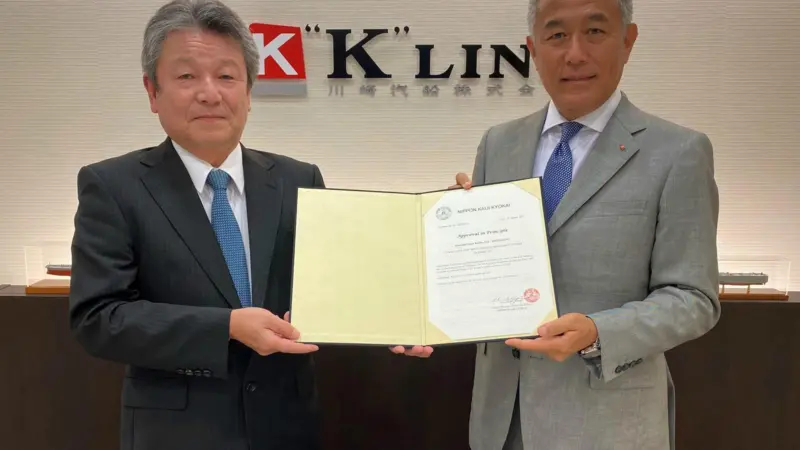 ClassNK's Senior Executive Vice President, Dr. Toshiyuki Shigemi and (right) K LINE Vice President Executive Officer, Mr. Atsuo Asano.